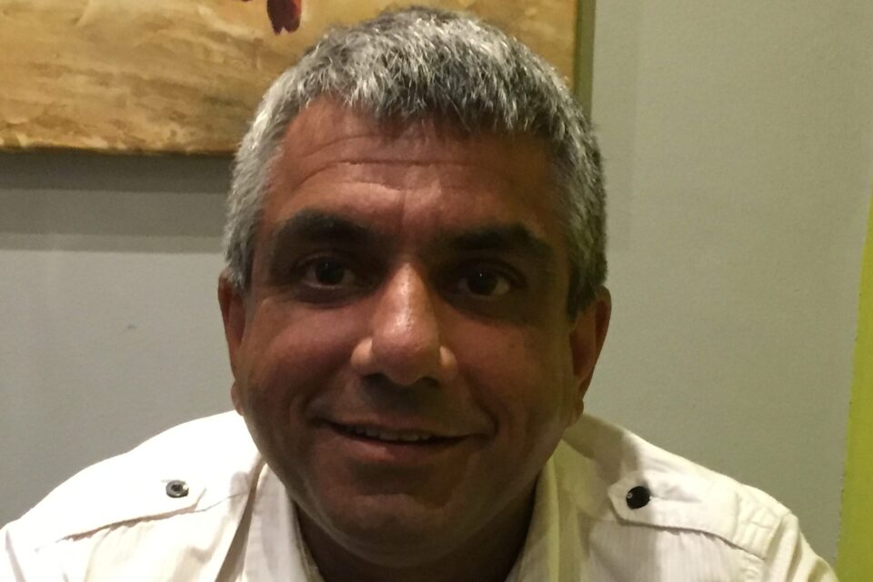 A man wearing a white shirt with short sleeves